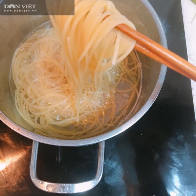 Rủ con vào bếp cùng làm món bim bim từ mỳ spaghetti - 1