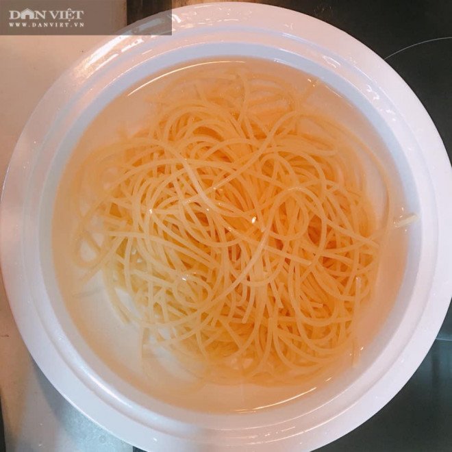 Rủ con vào bếp cùng làm món bim bim từ mỳ spaghetti - 2
